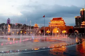 云南曲靖南城门广场音乐喷泉点亮璀璨夏夜图片