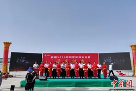 新疆第三条穿越塔克拉玛干沙漠的公路通车运营图片