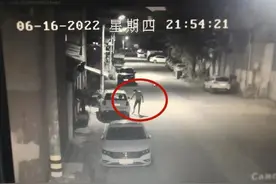 男子醉酒寻女友吵架，离开后拉了一路轿车车门，竟拉开一辆…图片