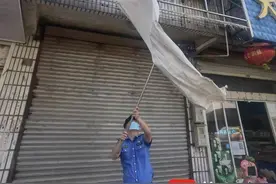 破损店招成了“晾衣架”，南京六合城管依法拆除图片