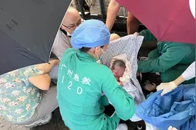南方视频｜孕妇突然分娩，医护人员在人行天桥上紧急接生图片