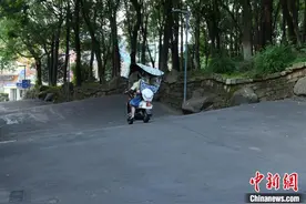重庆一高校现“波浪路”行车如坐过山车图片
