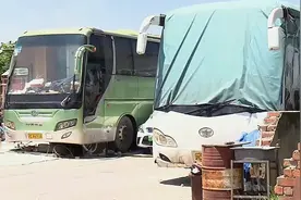 立即整改！废弃大巴竟被改成了办公居住场所图片