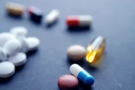 为缓解痛风，宁波男子1天吃32粒这种药！结果被下病危通知书！医生：一定要遵医嘱图片