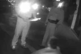 社死现场！江苏一男子凌晨醉酒裸睡街头，民警在花坛中找到短裤图片
