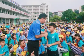 “赖老师”的18年：给孩子们的法治课图片