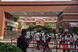 上海5万高考生今日赶考，76岁奶奶现场为孙女打气图片