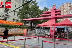 直击上海高考丨上财附属北郊中学考点送考老师为考生加油：好好发挥，不负梦想图片