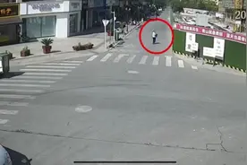 3岁女孩烈日下发病昏迷倒地 路过民警抱起狂奔1000米及时送医…图片