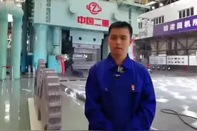30秒｜天府工匠亮绝活：东电焊工秦建挑战狭小铁笼中焊字图片