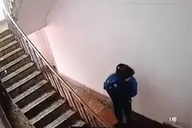 骑手被指送餐后在楼道大便，饿了么客服：已有专员跟进视频封面