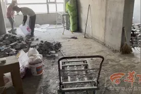 新房水泥地板手指一戳就凹陷 业主怀疑有质量问题图片
