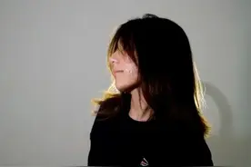 这个女孩，笑得真甜图片