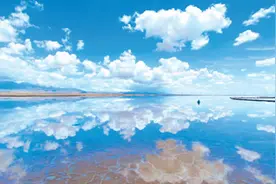 茶卡盐湖：湖水融化蓝天里图片