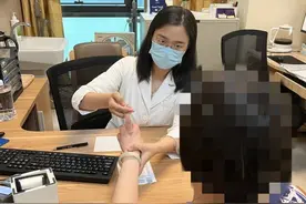 50多岁女子刷剧到深夜，身体麻木仍继续，送医诊断为脑中风图片