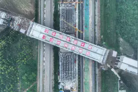 山东规模最大！济宁至微山高速公路跨新兖铁路转体桥成功转体图片