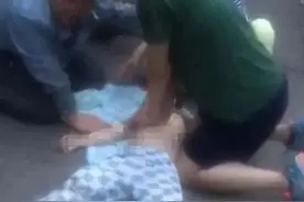 危急时刻，他们拼了命去救人图片