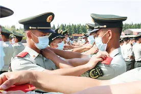 武警新兵授衔，铭记终生的“成人礼”图片