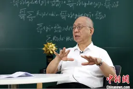 著名华人数学家丘成桐：我很少教儿子数学，主要教语文图片