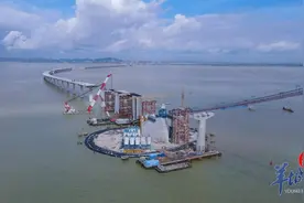 国内首尝！深中通道伶仃洋大桥西锚碇区域首片钢箱梁顶推到位图片
