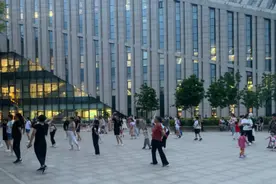 哐哐哐震天响，分贝高达87！广场舞跳到图书馆外合适吗？图片
