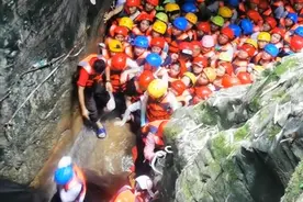 重庆一景区人体漂流入口处遇游客爆满，工作人员回应：安全问题不用担心图片