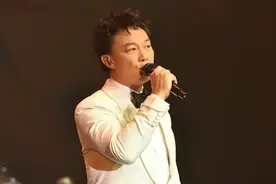 真的不给杨千嬅结一下“打歌费”吗？@Eason图片