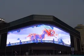 河南郑州二七广场现巨幅3D广告 巨龙舞动如跳出屏幕图片