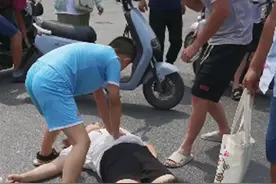 母亲遇车祸昏迷9岁儿子做心肺复苏抢救，父亲：他从电视学的图片