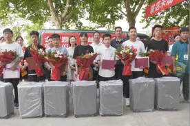“八喜临门”！驻马店首批清华北大录取通知书送达图片