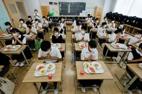 日本中小学生人数10年减少百万 学校减少约3000所图片