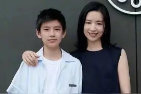 潘粤明转发董洁与顶顶合照，13岁儿子完美继承父母基因视频封面