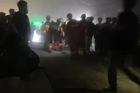 泰山凌晨落石砸伤游客，目击者：至少三人被抬下山图片