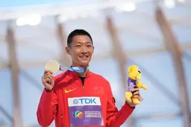 一跳惊世界！亚洲首位世锦赛跳远冠军是怎样炼成的？丨睡前聊一会儿图片
