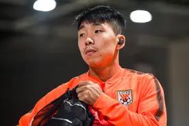 记者：泰山队与大连人的热身赛中，童磊、吴兴涵、金敬道都不在图片