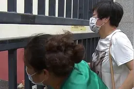 上海一敬老院铁皮封门4个月 前来探视的子女都哭了……图片