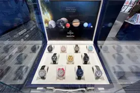 最贵一款炒到4万？Swatch和欧米茄联名手表杭州少量到货，一上午卖掉20多块图片