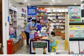 沉迷手机的孩子，身体会发生4个惊人变化，家长千万别不当回事图片