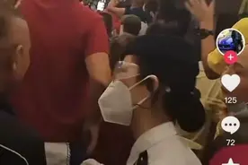 老年旅行团火车车厢蹦迪，一路白天唱跳到黑夜！网友热议图片