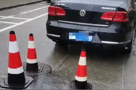 雨水将井盖冲起逼停正在行驶的汽车，车辆受损严重该找谁来赔偿图片
