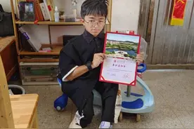 “扭扭车男孩”，收到大学录取通知书图片