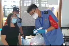 一女子在龙山乘高铁被拦只因携带超标充电宝，铁警再释新规图片