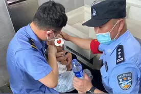 妈妈怕动车空调太冷，用被子把孩子捂至中暑图片
