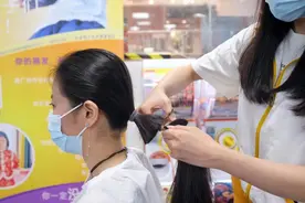 广州金丝带为癌症患儿送出1243顶假发：平均10人的头发做成1顶，受助小朋友变得自信图片