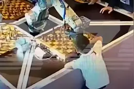 俄罗斯国际象棋人机大赛上，7岁男孩被象棋机器人夹断手指图片