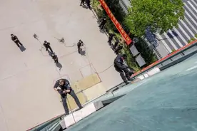 【全警实战大练兵】气温“炎”值爆表 徐汇特警直面“烤”验图片