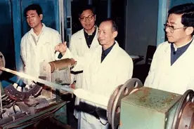四代人四首歌，听懂总书记对这束光的嘱托图片