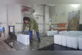 高温下的制冰厂：天太热制冰成本升高，等待禁渔期后弥补亏空图片