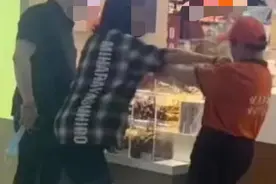 山东一女子试吃食品又把剩下的放回盒子里，被劝阻后辱骂员工图片