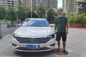 高速上，救护车竟拉响警笛与私家车“斗气”？！啥情况？图片